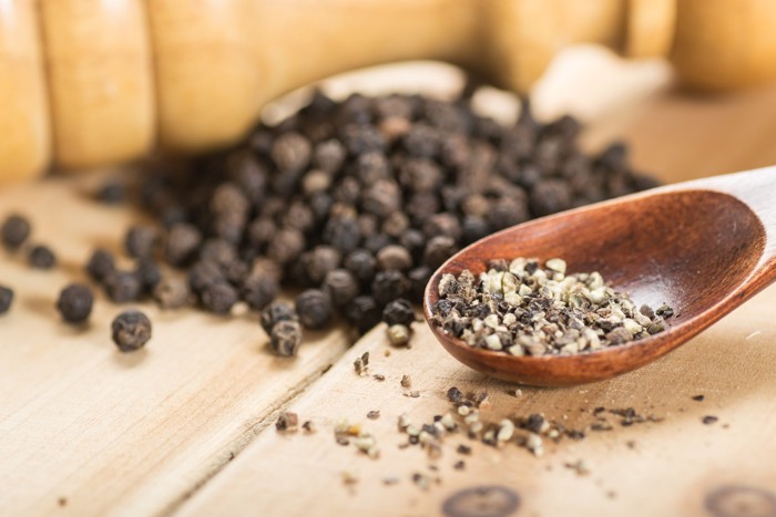 スプーンにのせられた粗挽きの黒胡椒