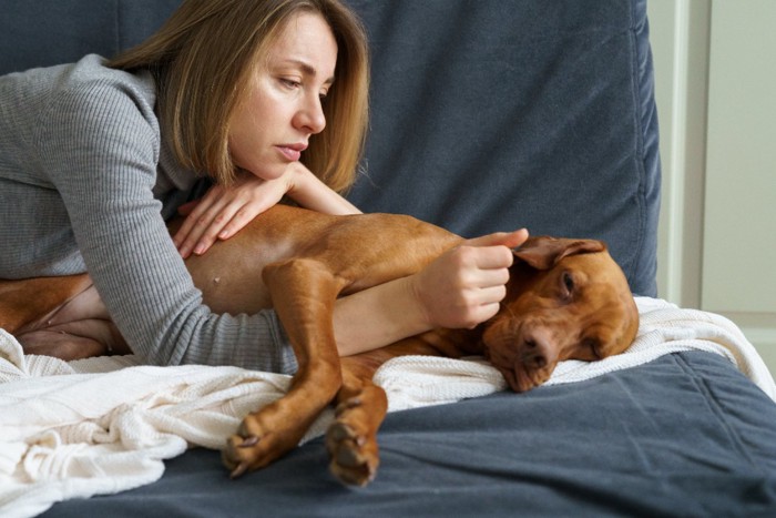 元気のない犬と女性