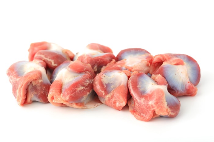 並べて置かれた生の砂肝