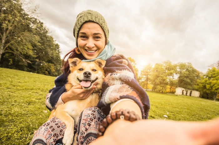 笑顔の女性と垂れ耳の犬