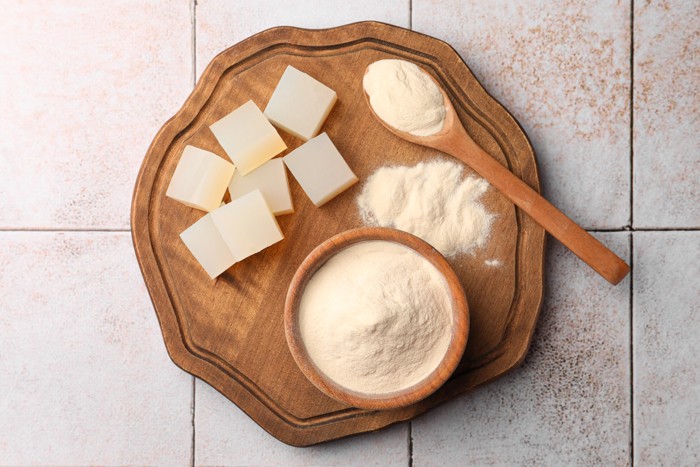 キューブ状に固めた寒天と粉状の寒天