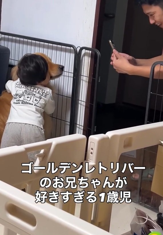 ふたりにスマホを向けるパパ