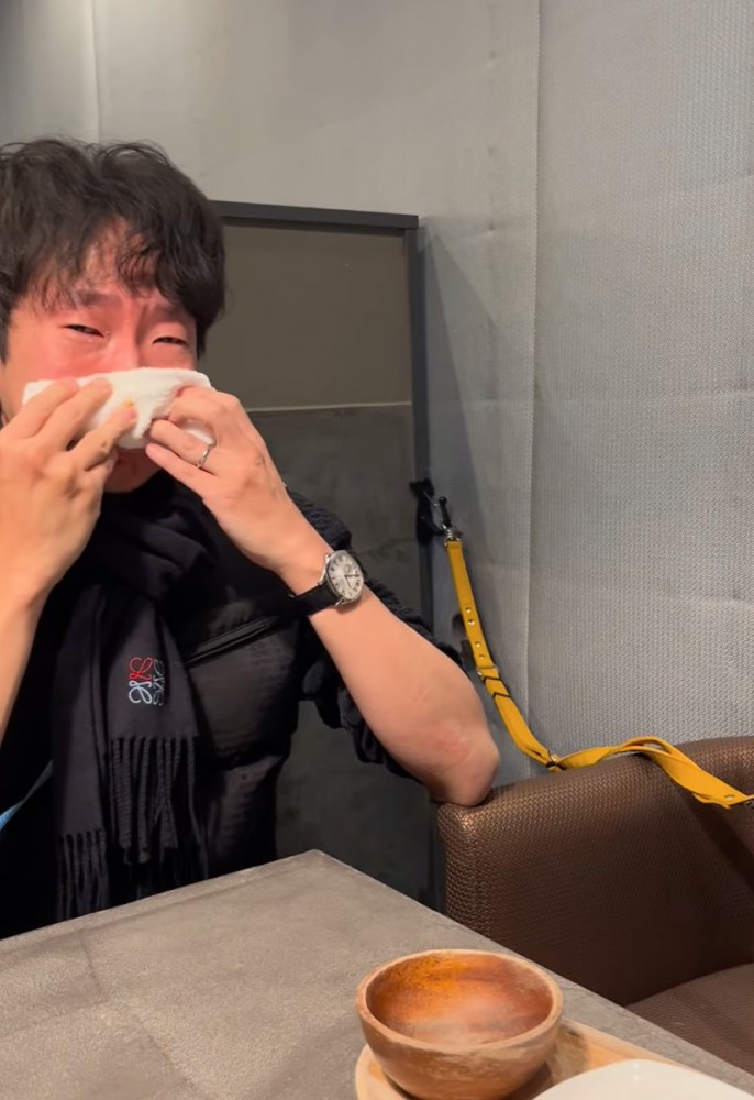 号泣する男性