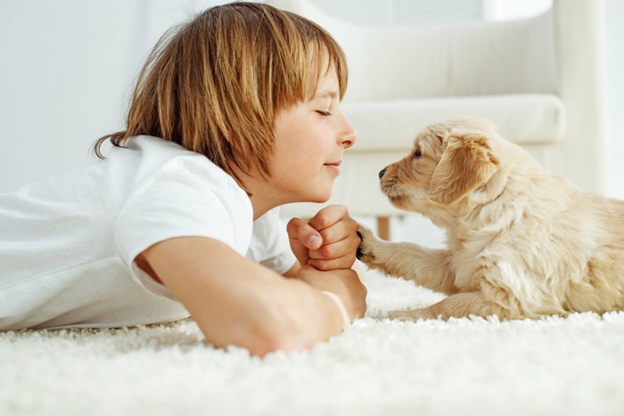 少年と子犬