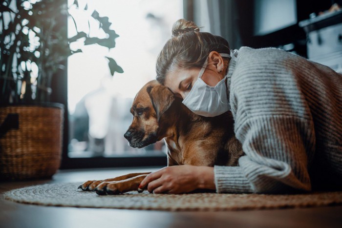 愛犬を抱きしめる女性