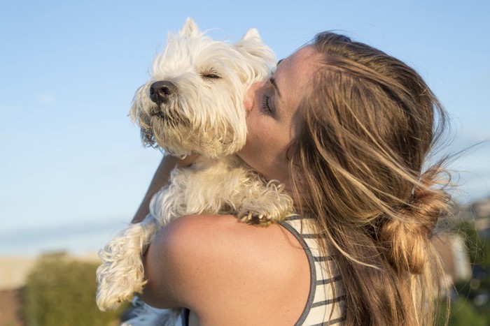 犬にキスする女性