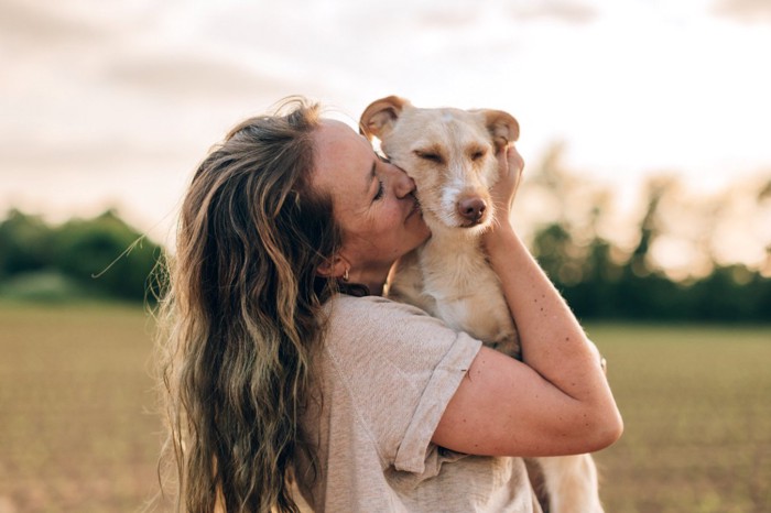 愛犬に顔を近づける女性